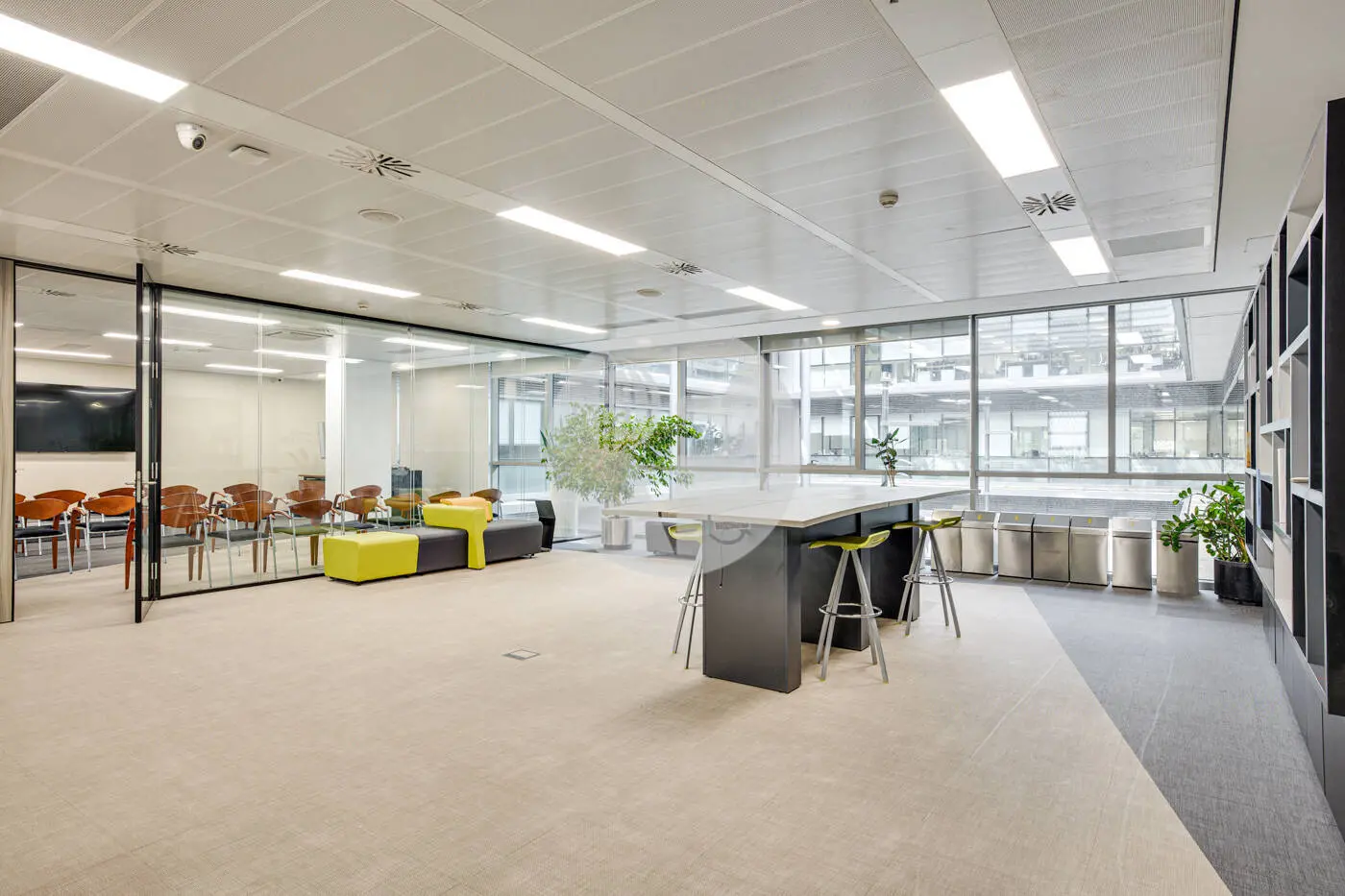 ON BUILDING - imagen 7