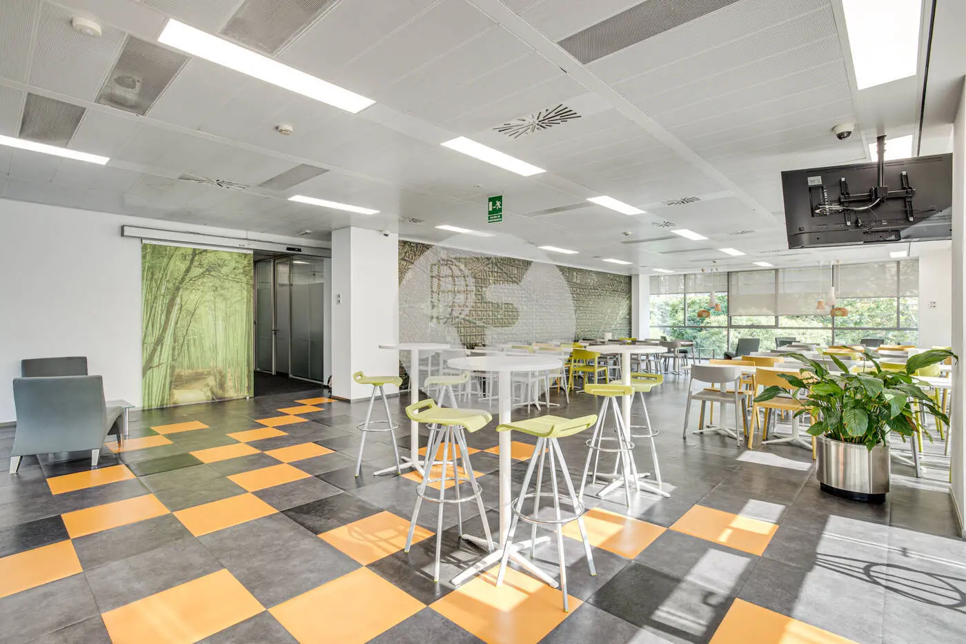 ON BUILDING - imagen 29