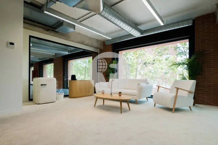 Oficina luminosa con look industrial en el distrito 22@ Barcelona. C. Joan Miró. 5