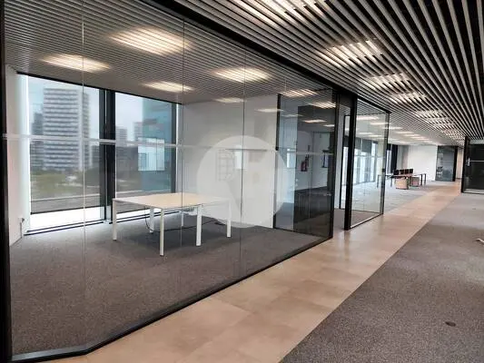 OFICINA IMPLANTADA CON TERRAZA EN HOSPITALET DE LLOBREGAT