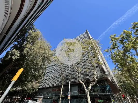 Oficina diáfana y luminosa en alquiler en Eixample, junto a Gran Via
