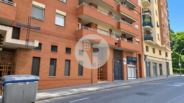 LOCAL EN ALQUILER EN POBLE-SEC CON TECHOS ALTOS Y AMPLIAS SALAS