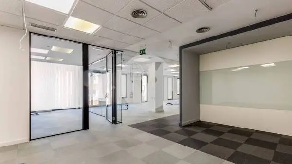OFICINA EN ALQUILER DE 728 M² EN DIPUTACIÓ, EIXAMPLE, CON LUZ NATURAL Y PARKING EN EL EDIFICIO