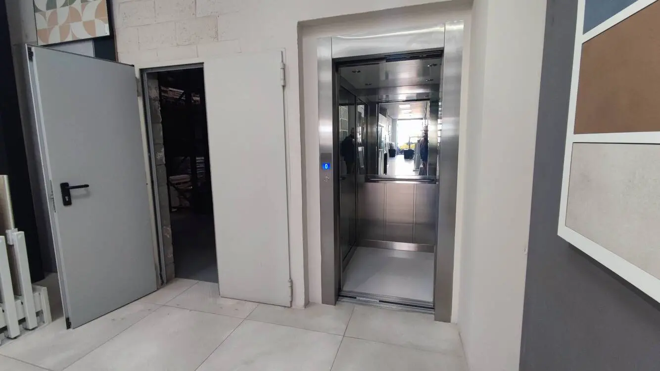 Nave industrial corporativa en venta – 720 m² | Zona Maquinista, Barcelona - imagen 7