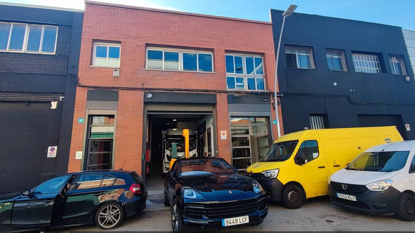 Nave industrial corporativa en venta – 720 m² | Zona Maquinista, Barcelona