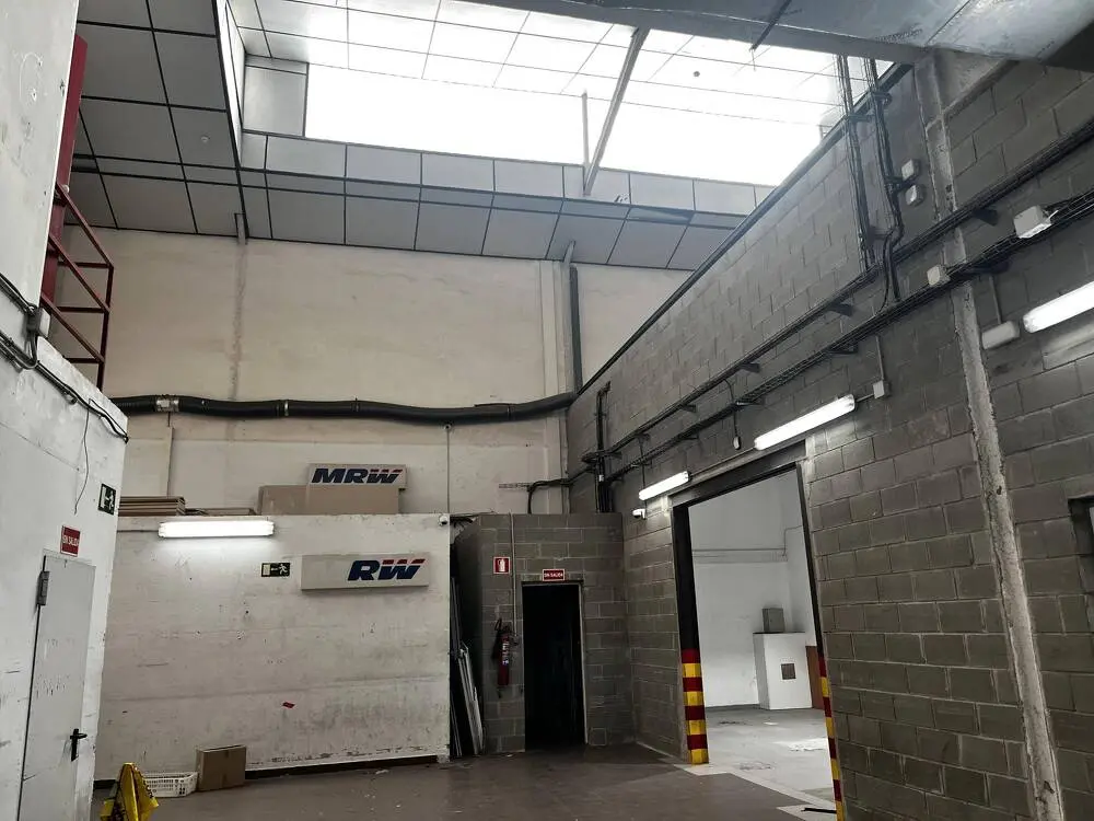 Nave industrial en alquiler de 819 m² – Poblenou, Barcelona - imagen 2