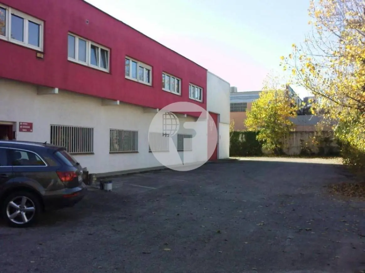 Industrial warehouse for sale of 560 m² - Canovelles, Barcelona. 