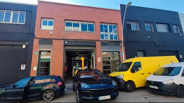 Nave industrial corporativa en venta – 720 m² | Zona Maquinista, Barcelona
