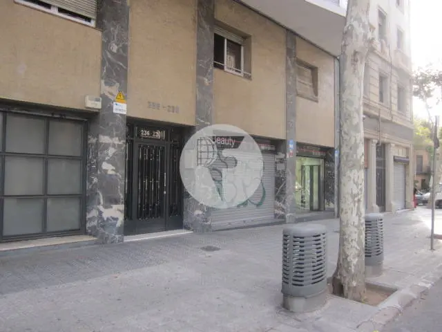 Impressive commercial property with large shop window in C/Lepant, close to the intersection of Avenida Diagonal, Gran Vía de les Corts Catalanes and Avenida Meridiana. IE-223861 2