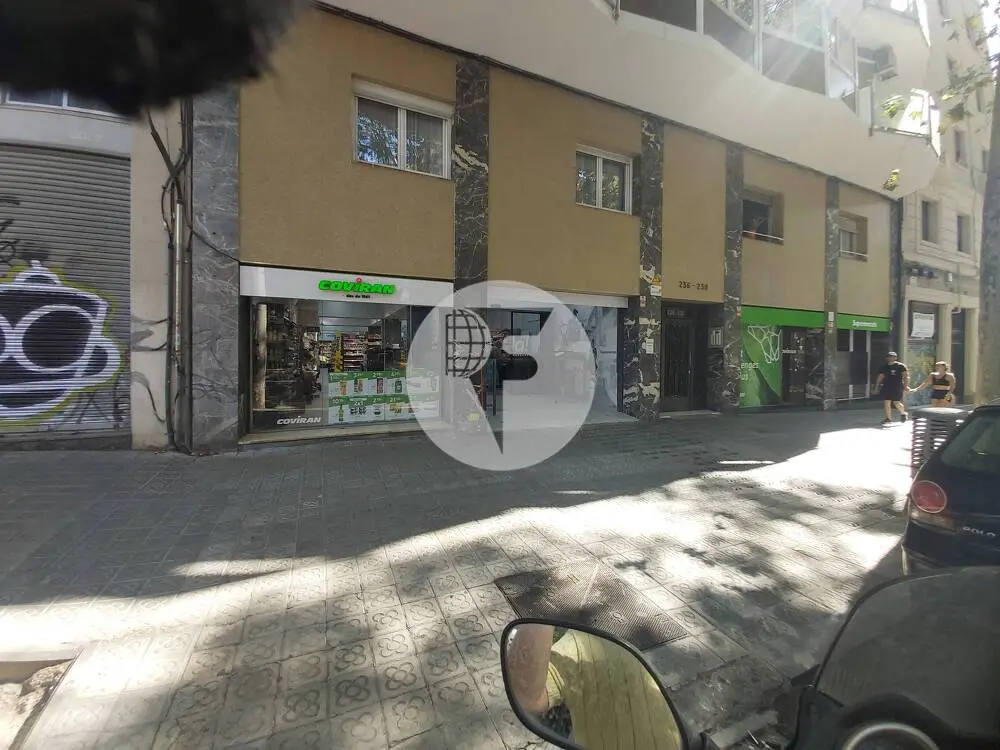 Impresionante local en rentabilidad con amplio escaparate en C/Lepant, cerca de la intersección de Avenida Diagonal, Gran Vía de les Corts Catalanes y Avenida Meridiana. IE-223861 - imagen 2