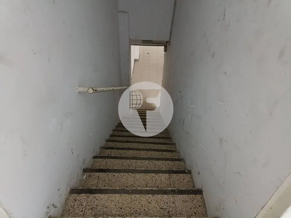 Amplio local comercial de 500 m² junto al metro Les Corts - imagen 4