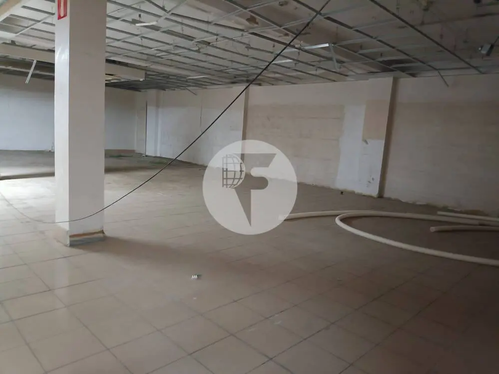 Amplio local comercial de 500 m² junto al metro Les Corts