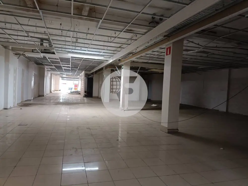 Amplio local comercial de 500 m² junto al metro Les Corts - imagen 2