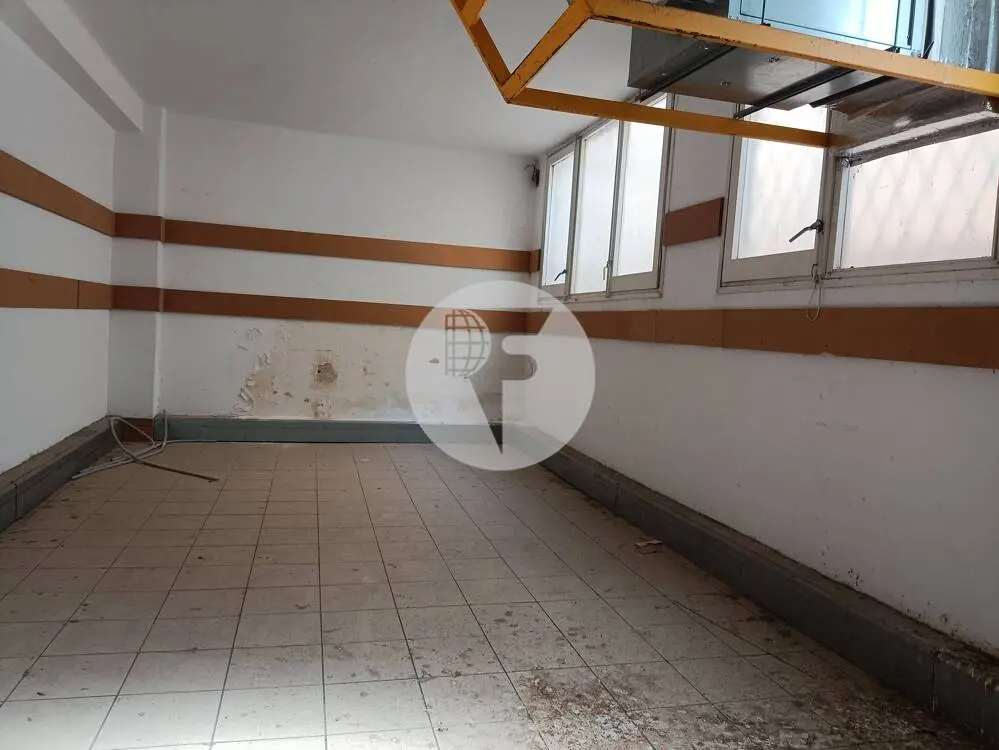 Amplio local comercial de 500 m² junto al metro Les Corts - imagen 7