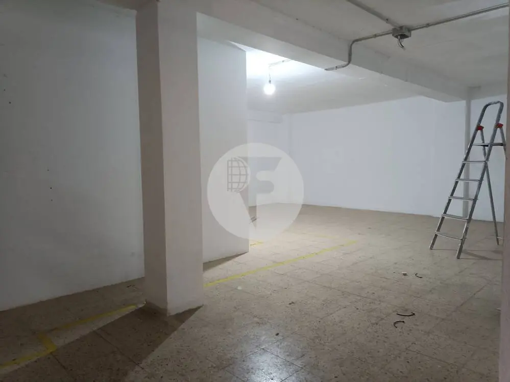Amplio local comercial de 500 m² junto al metro Les Corts - imagen 3