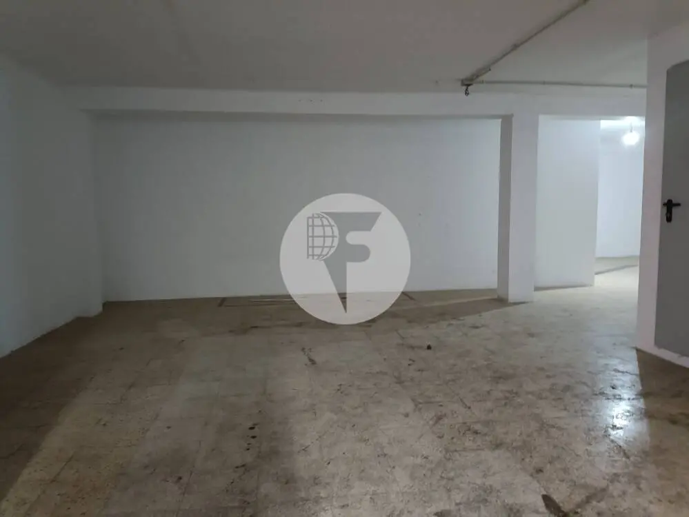 Amplio local comercial de 500 m² junto al metro Les Corts - imagen 6
