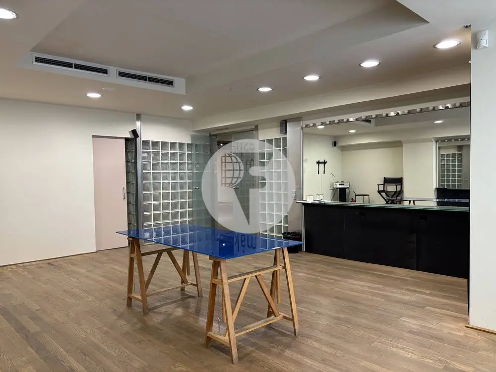 Amplio local comercial con fachada de 12 metros y zona logística en Les Corts - imagen 8
