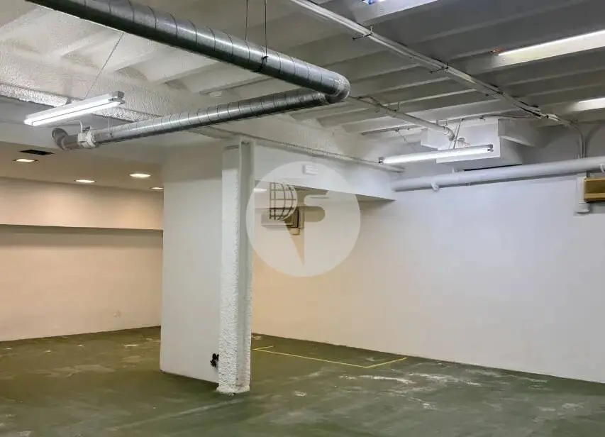 Amplio local comercial con fachada de 12 metros y zona logística en Les Corts - imagen 11