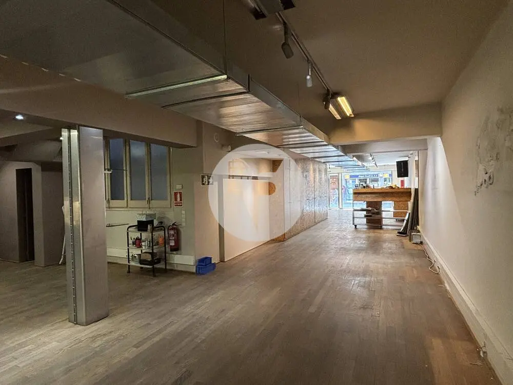 Amplio local comercial con fachada de 12 metros y zona logística en Les Corts - imagen 3