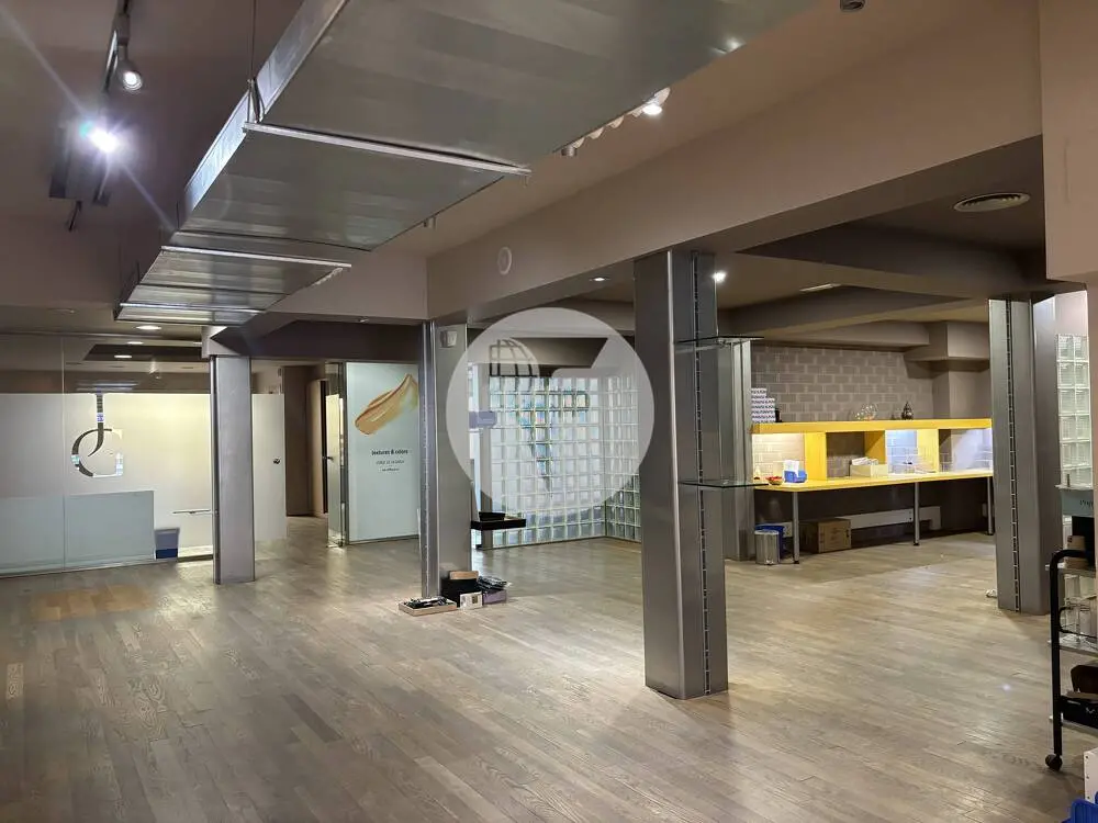 Amplio local comercial con fachada de 12 metros y zona logística en Les Corts - imagen 2