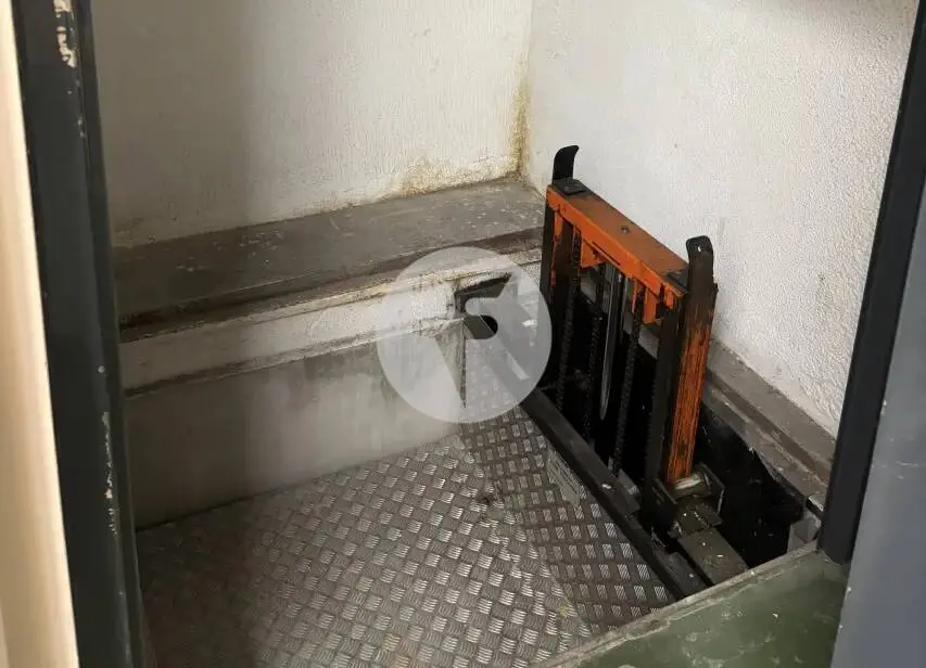 Amplio local comercial con fachada de 12 metros y zona logística en Les Corts - imagen 10