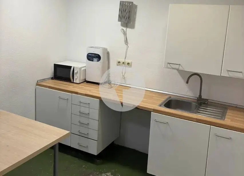 Amplio local comercial con fachada de 12 metros y zona logística en Les Corts - imagen 13