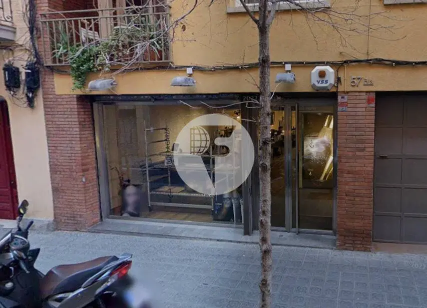 Amplio local comercial con fachada de 12 metros y zona logística en Les Corts