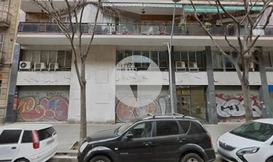 Local comercial de 302 m² en venta en Sant Antoni con amplia fachada y dos accesos independientes - imagen 2