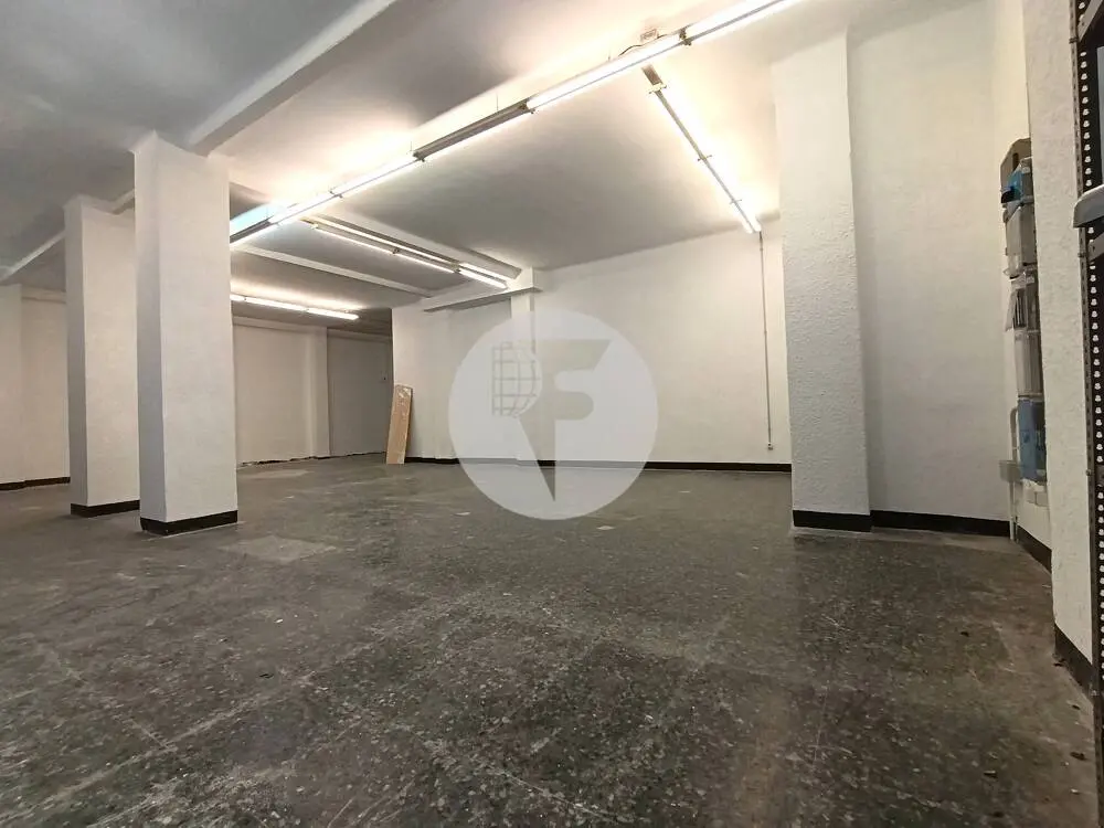Local comercial de 302 m² en venta en Sant Antoni con amplia fachada y dos accesos independientes - imagen 3