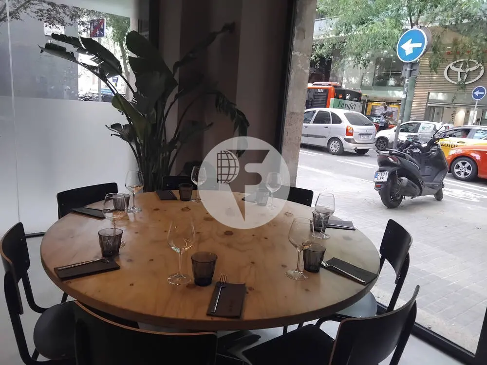 Traspaso de restaurante con Licencia C3, terraza y cocina totalmente equipada en ubicación esquinera - imagen 7