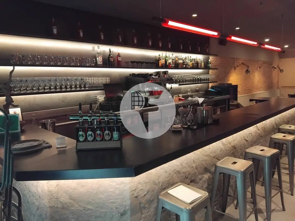 Traspaso de restaurante con Licencia C3, terraza y cocina totalmente equipada en ubicación esquinera