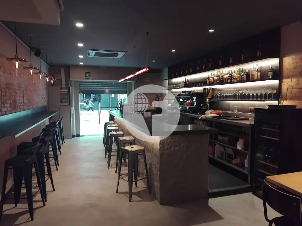 Traspaso de restaurante con Licencia C3, terraza y cocina totalmente equipada en ubicación esquinera - imagen 2