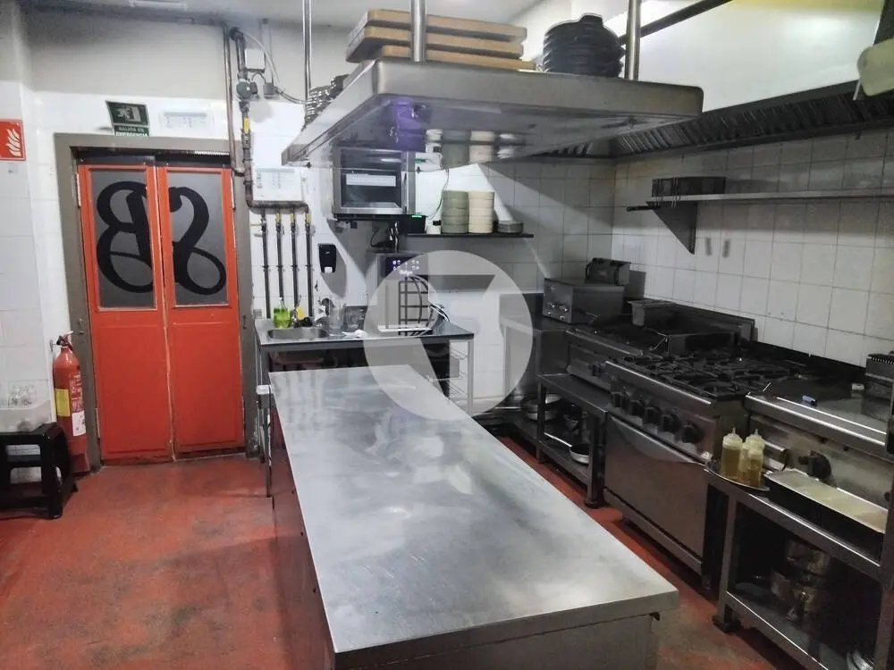 Traspaso de restaurante con Licencia C3, terraza y cocina totalmente equipada en ubicación esquinera - imagen 17