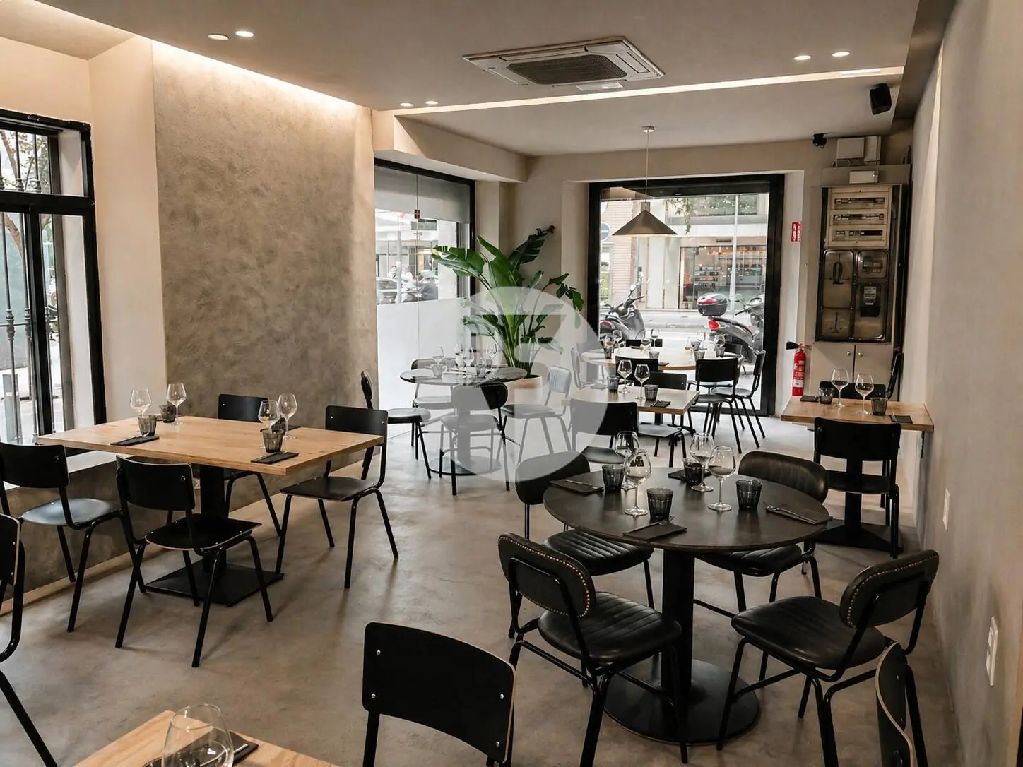 Traspaso de restaurante con Licencia C3, terraza y cocina totalmente equipada en ubicación esquinera - imagen 3