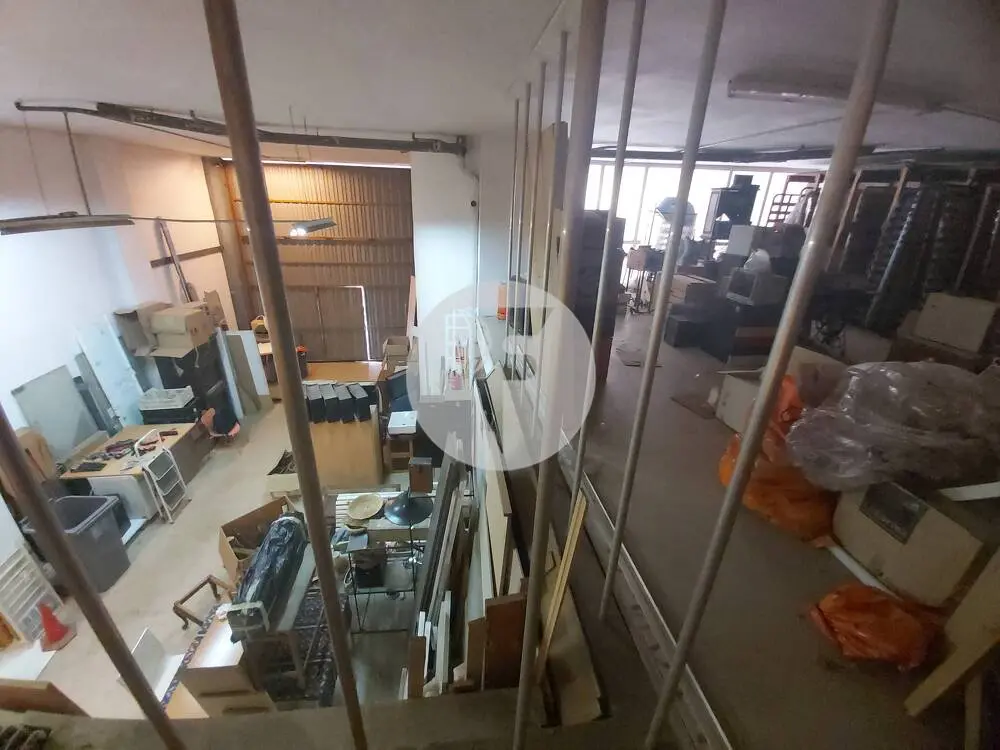 Amplio local comercial de 270 m² con gran altura y altillo en Sugranyes - imagen 3