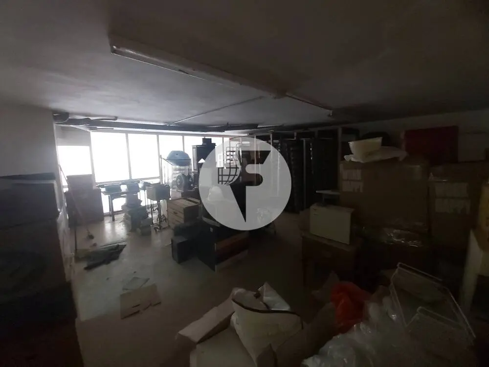 Amplio local comercial de 270 m² con gran altura y altillo en Sugranyes - imagen 6