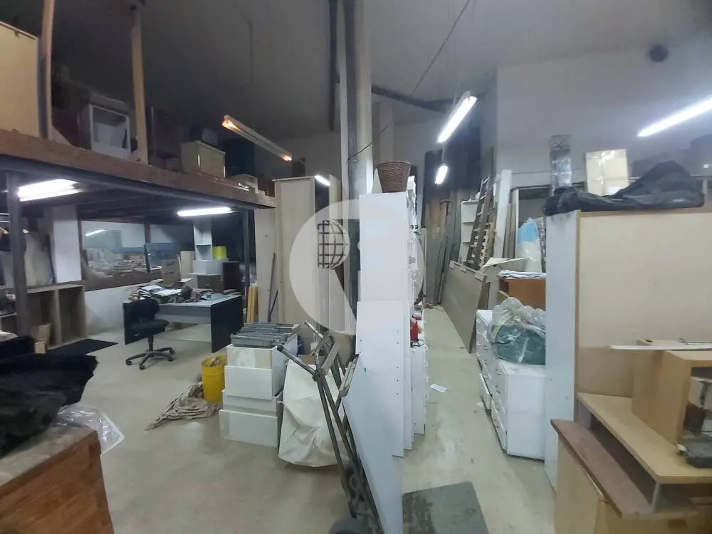 Amplio local comercial de 270 m² con gran altura y altillo en Sugranyes - imagen 2
