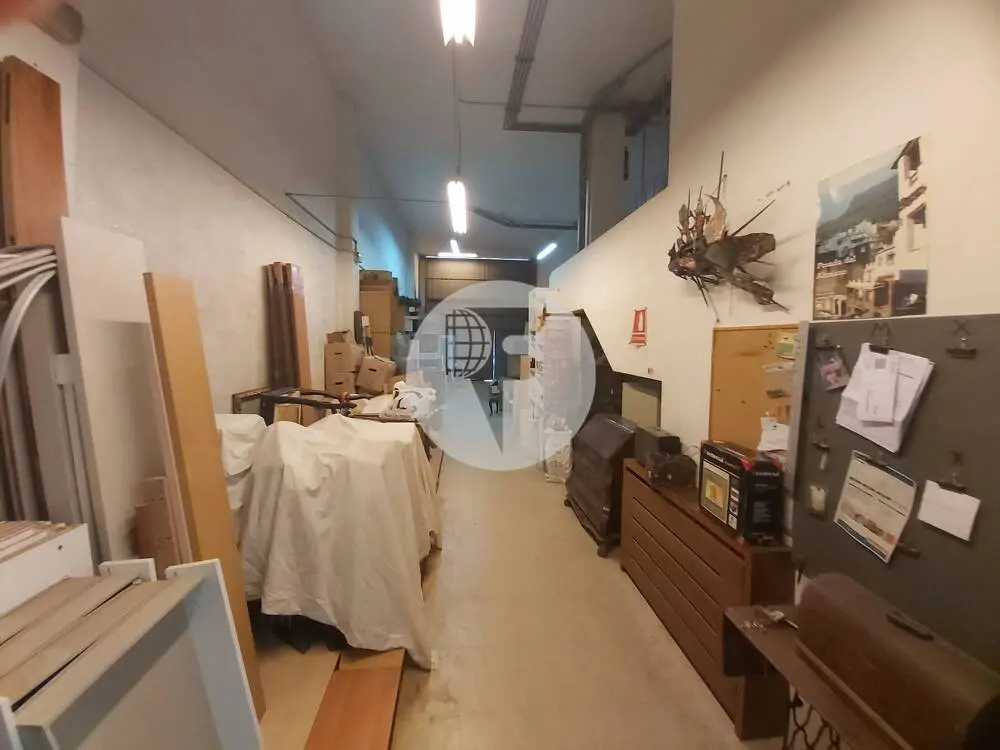 Amplio local comercial de 270 m² con gran altura y altillo en Sugranyes - imagen 5