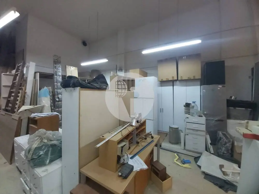 Amplio local comercial de 270 m² con gran altura y altillo en Sugranyes - imagen 8