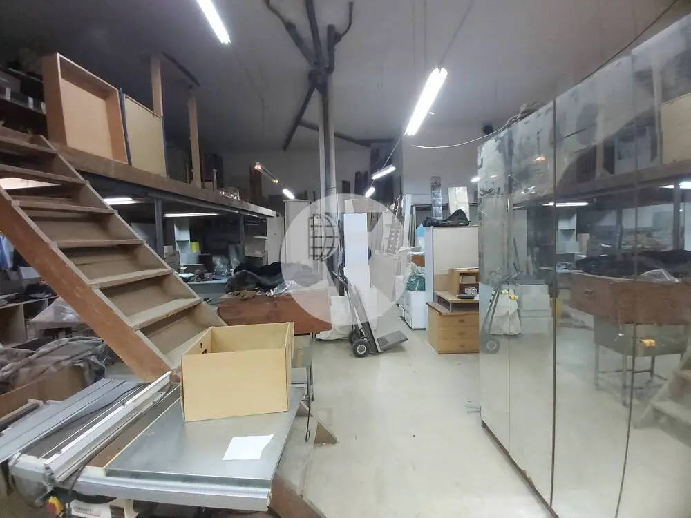 Amplio local comercial de 270 m² con gran altura y altillo en Sugranyes - imagen 9