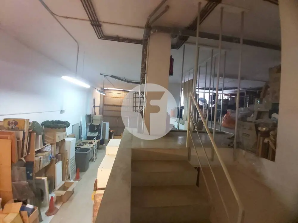 Amplio local comercial de 270 m² con gran altura y altillo en Sugranyes - imagen 4