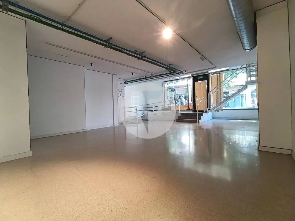 Amplio local comercial de 615 m² en Comte Borrell con gran fachada y posibilidad de salida de humos