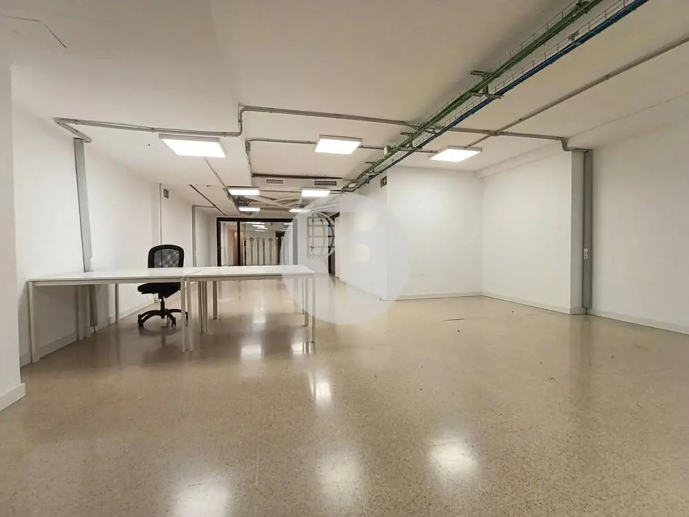 Amplio local comercial de 615 m² en Comte Borrell con gran fachada y posibilidad de salida de humos - imagen 8