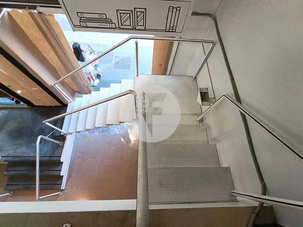 Amplio local comercial de 615 m² en Comte Borrell con gran fachada y posibilidad de salida de humos - imagen 5