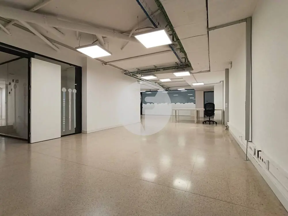 Amplio local comercial de 615 m² en Comte Borrell con gran fachada y posibilidad de salida de humos - imagen 7