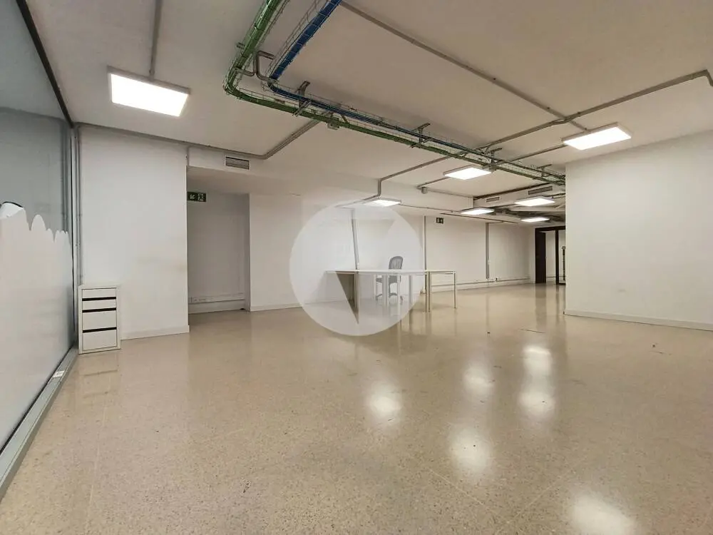 Amplio local comercial de 615 m² en Comte Borrell con gran fachada y posibilidad de salida de humos - imagen 9