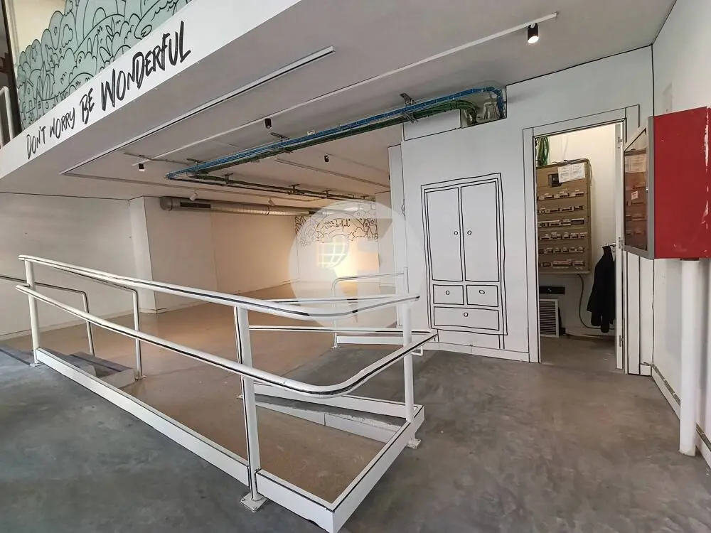 Amplio local comercial de 615 m² en Comte Borrell con gran fachada y posibilidad de salida de humos - imagen 3