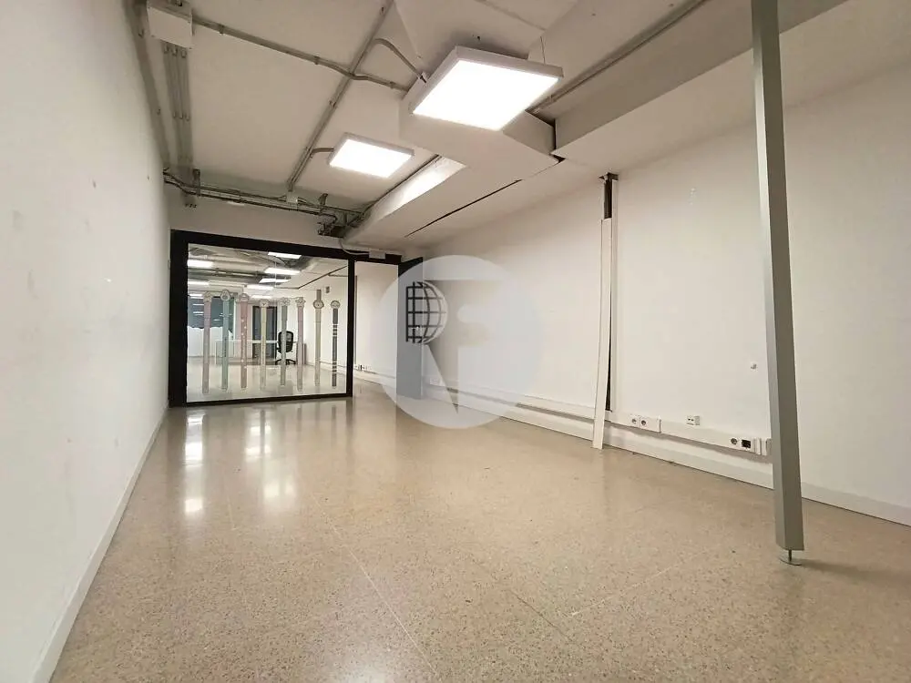 Amplio local comercial de 615 m² en Comte Borrell con gran fachada y posibilidad de salida de humos - imagen 10