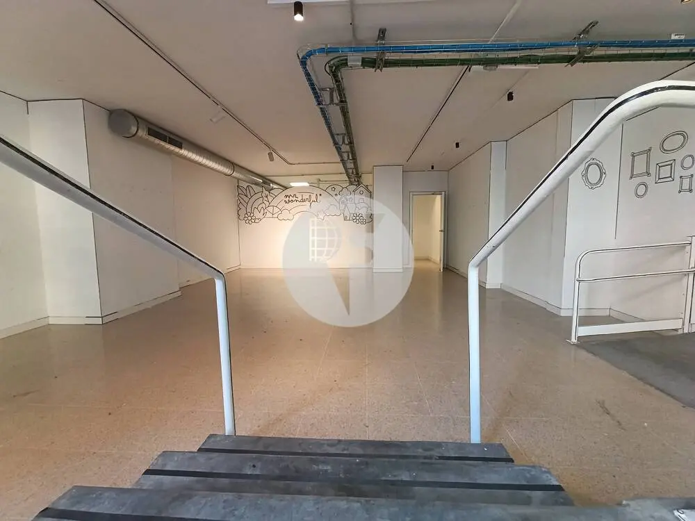 Amplio local comercial de 615 m² en Comte Borrell con gran fachada y posibilidad de salida de humos - imagen 4