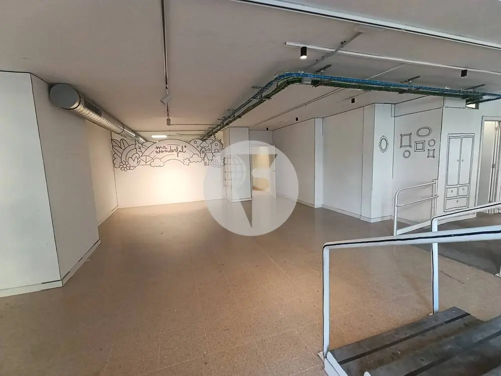 Amplio local comercial de 615 m² en Comte Borrell con gran fachada y posibilidad de salida de humos - imagen 2